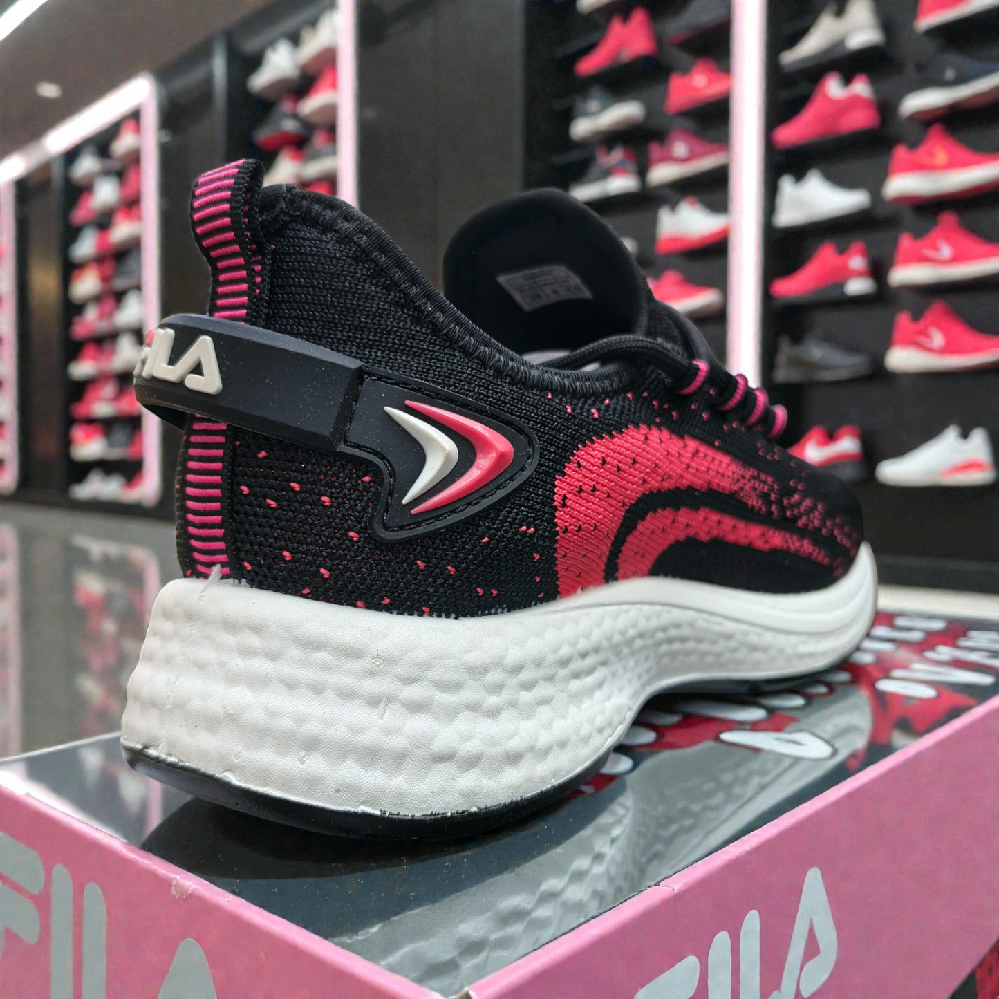 Black Fila Women's Walking Sneakers লেডিস সকাল-বিকাল হাঁটার জুতা